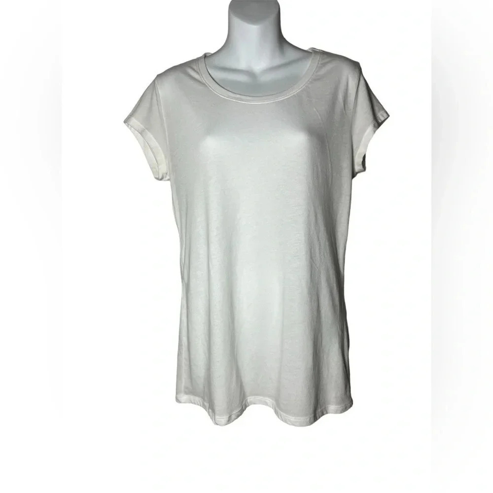 No Boundaries Women’s V-neck Short Sleeve Top